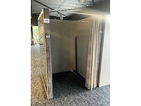 Houten paskamer voorzien van spiegel - afbeelding 2 van  7