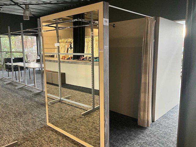 Houten paskamer voorzien van spiegel - afbeelding 4 van  7