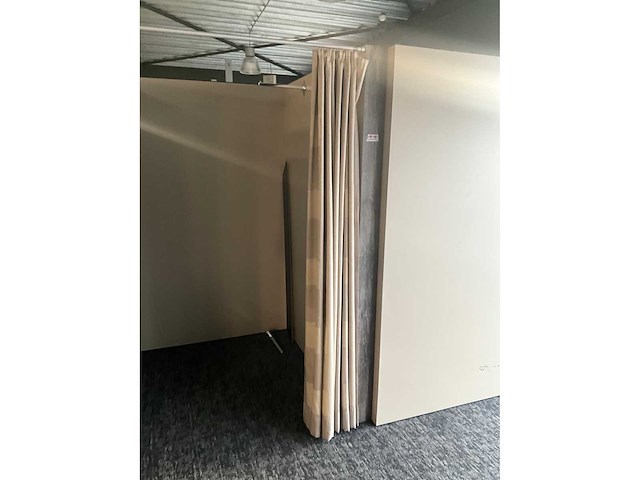 Houten paskamer voorzien van spiegel - afbeelding 5 van  7