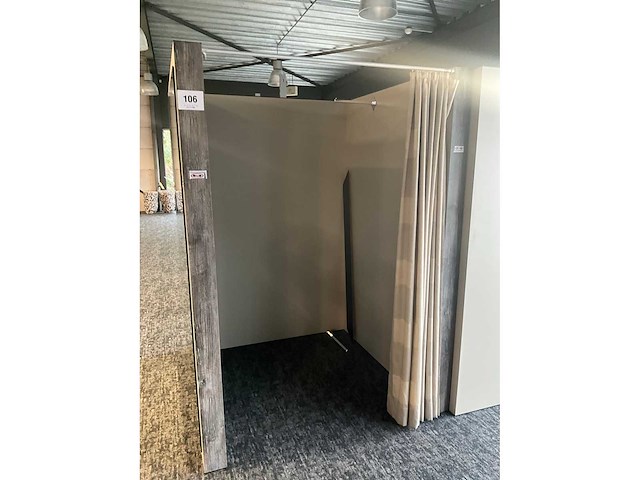 Houten paskamer voorzien van spiegel - afbeelding 7 van  7