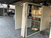 Houten paskamer voorzien van spiegel - afbeelding 1 van  7