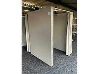 Houten paskamer voorzien van spiegel - afbeelding 3 van  7