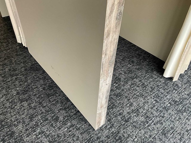 Houten paskamer voorzien van spiegel - afbeelding 4 van  7