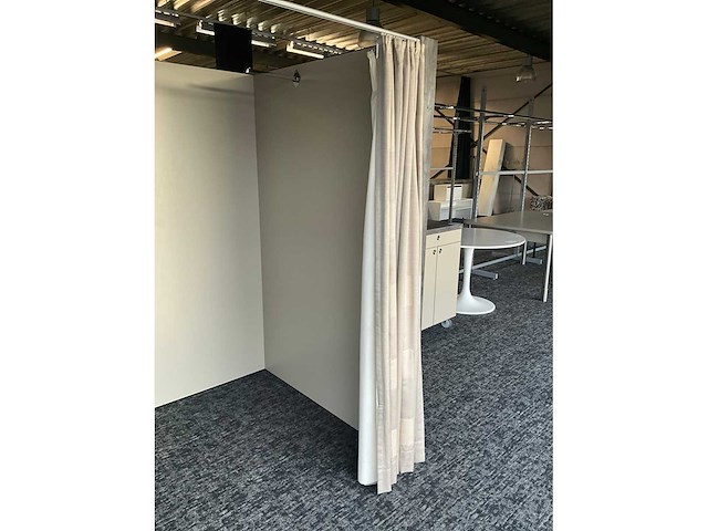 Houten paskamer voorzien van spiegel - afbeelding 6 van  7