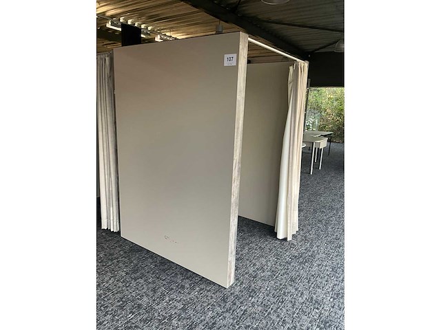 Houten paskamer voorzien van spiegel - afbeelding 7 van  7