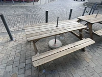 Houten picknicktafel met parasolvoet coca-cola
