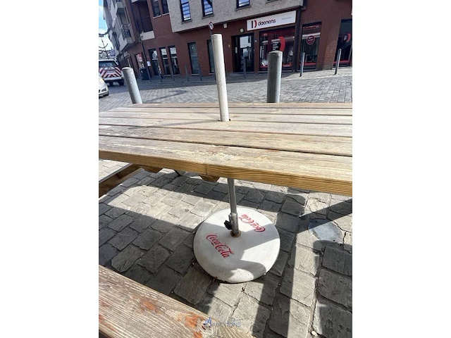 Houten picknicktafel met parasolvoet coca-cola - afbeelding 8 van  9