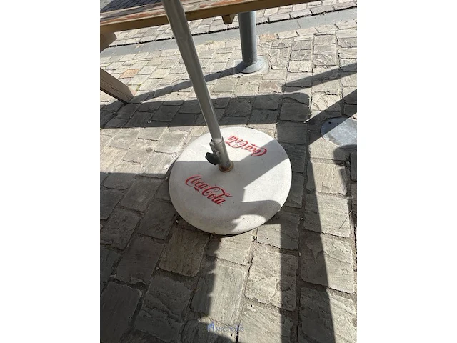Houten picknicktafel met parasolvoet coca-cola - afbeelding 9 van  9