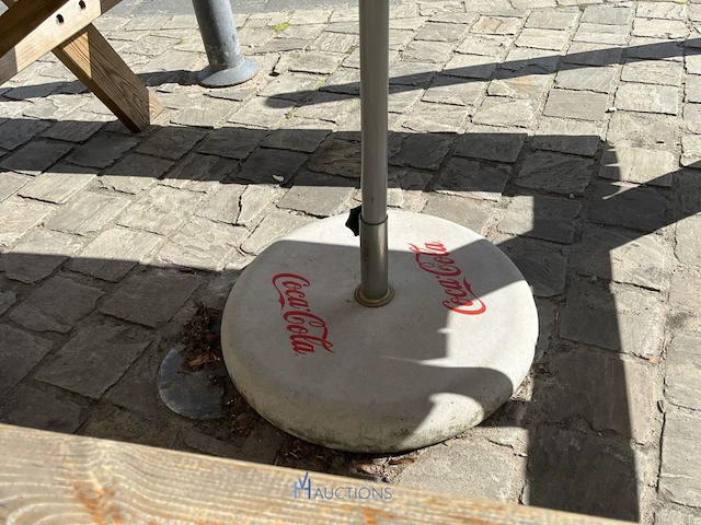 Houten picknicktafel met parasolvoet coca-cola - afbeelding 5 van  8
