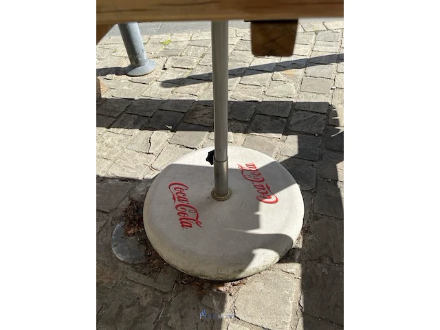 Houten picknicktafel met parasolvoet coca-cola - afbeelding 6 van  8