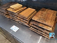 Houten planken en serveerschalen