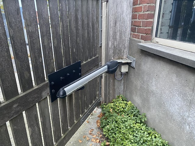 Houten poort met automatisatie - afbeelding 2 van  5