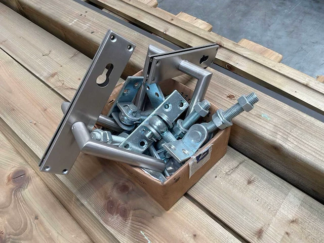 Houten poort met slot (2x) - afbeelding 3 van  6