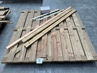 Houten poort met slot