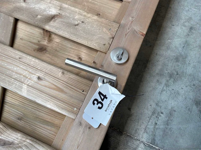 Houten poort met slot - afbeelding 3 van  5
