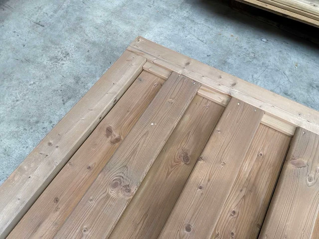 Houten poort met slot - afbeelding 5 van  5