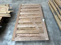 Houten poort met slot