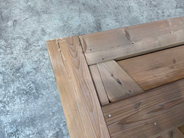 Houten poort met slot - afbeelding 4 van  5