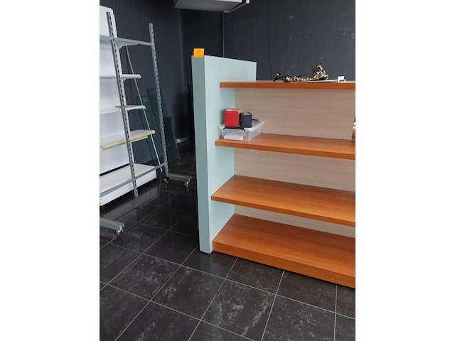 Houten presentatiemeubel - afbeelding 2 van  2
