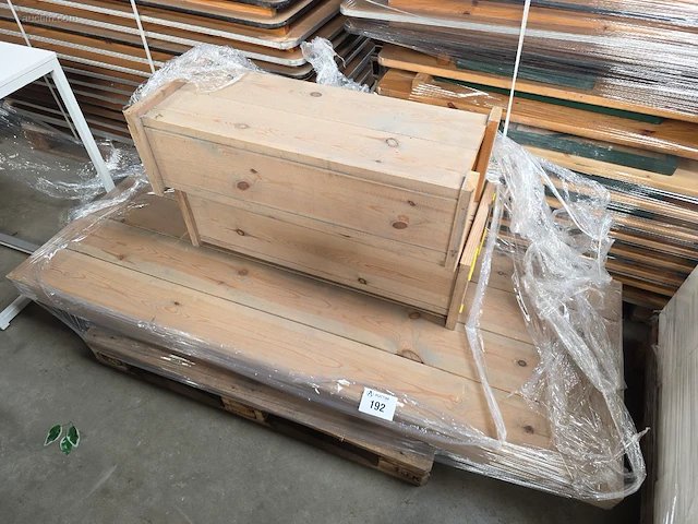 Houten presentatietafel - afbeelding 1 van  2