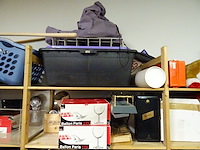 Houten rek + inhoud - afbeelding 10 van  13