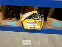 Houten rek met grote partij schroeven - afbeelding 4 van  6