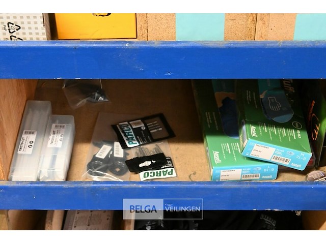 Houten rek met grote partij schroeven - afbeelding 5 van  6