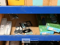 Houten rek met grote partij schroeven - afbeelding 5 van  6