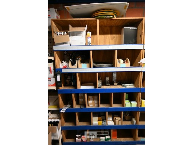 Houten rek met inhoud (siliconen, schroeven, ea.) - afbeelding 1 van  5