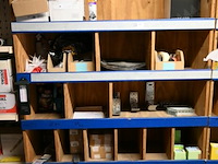 Houten rek met inhoud (siliconen, schroeven, ea.) - afbeelding 1 van  5