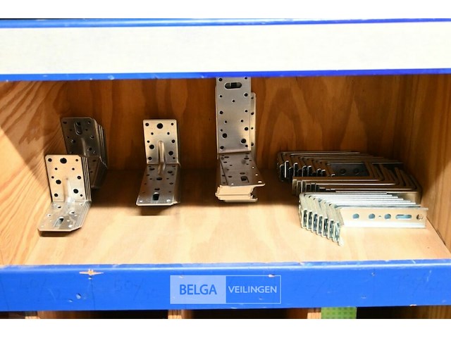 Houten rek met inhoud (siliconen, schroeven, ea.) - afbeelding 2 van  5