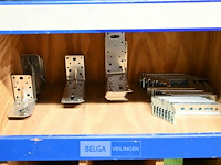 Houten rek met inhoud (siliconen, schroeven, ea.) - afbeelding 2 van  5