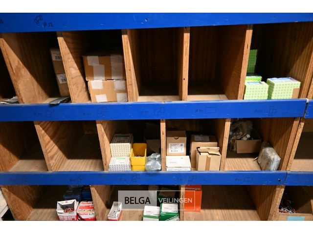 Houten rek met inhoud (siliconen, schroeven, ea.) - afbeelding 3 van  5