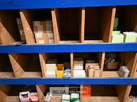Houten rek met inhoud (siliconen, schroeven, ea.) - afbeelding 3 van  5