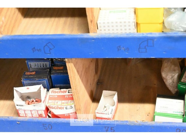 Houten rek met inhoud (siliconen, schroeven, ea.) - afbeelding 4 van  5