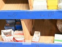 Houten rek met inhoud (siliconen, schroeven, ea.) - afbeelding 4 van  5