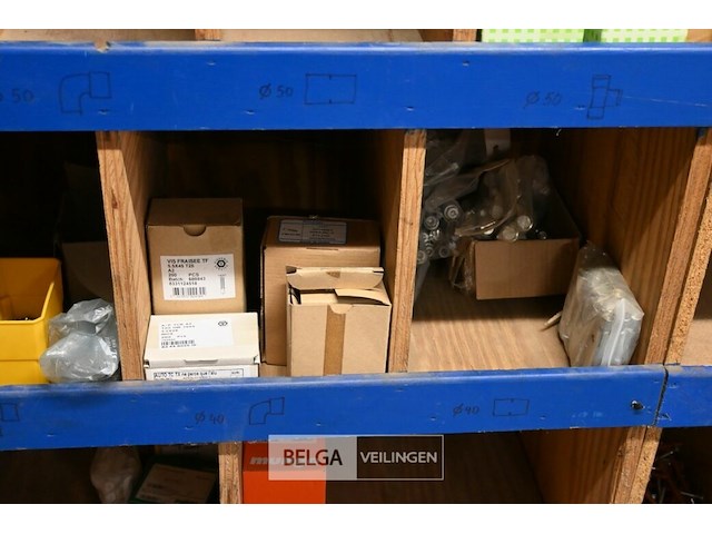 Houten rek met inhoud (siliconen, schroeven, ea.) - afbeelding 5 van  5
