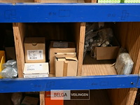 Houten rek met inhoud (siliconen, schroeven, ea.) - afbeelding 5 van  5