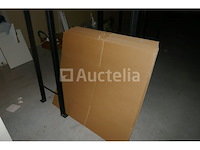 Houten rek met inhoud - afbeelding 1 van  5