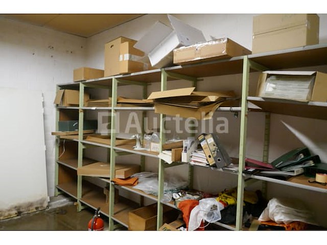 Houten rek met inhoud - afbeelding 2 van  5