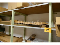 Houten rek met inhoud - afbeelding 4 van  5