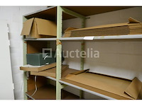 Houten rek met inhoud - afbeelding 5 van  5