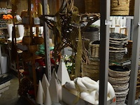 Houten rek op wielen - afbeelding 1 van  3