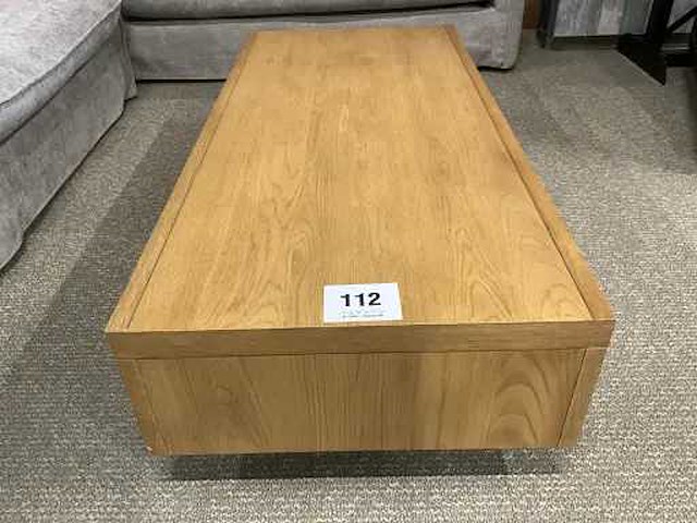 Houten salontafel voorzien van 2 schuifdeuren - afbeelding 2 van  2
