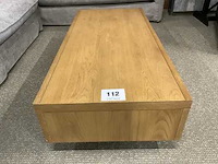 Houten salontafel voorzien van 2 schuifdeuren - afbeelding 2 van  2