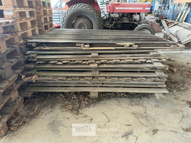 Houten schutting ± 18 stuks - afbeelding 1 van  4