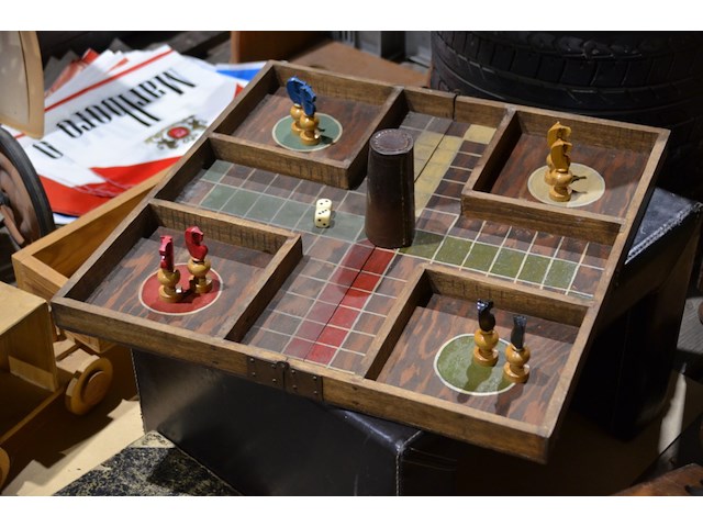Houten speelbord met pionnnen op lederen bijzetpoef - afbeelding 1 van  3