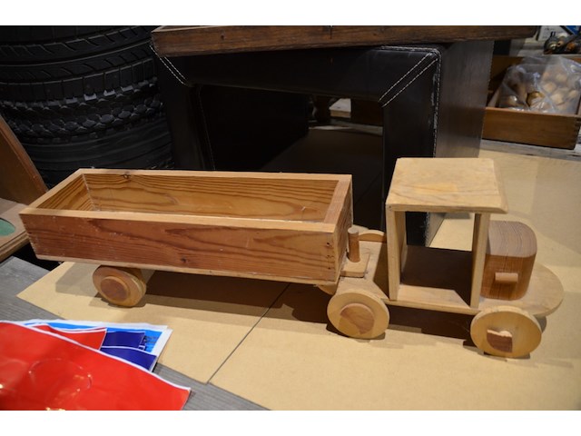 Houten speelbord met pionnnen op lederen bijzetpoef - afbeelding 2 van  3