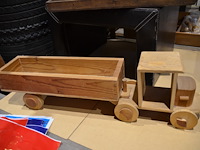 Houten speelbord met pionnnen op lederen bijzetpoef - afbeelding 2 van  3