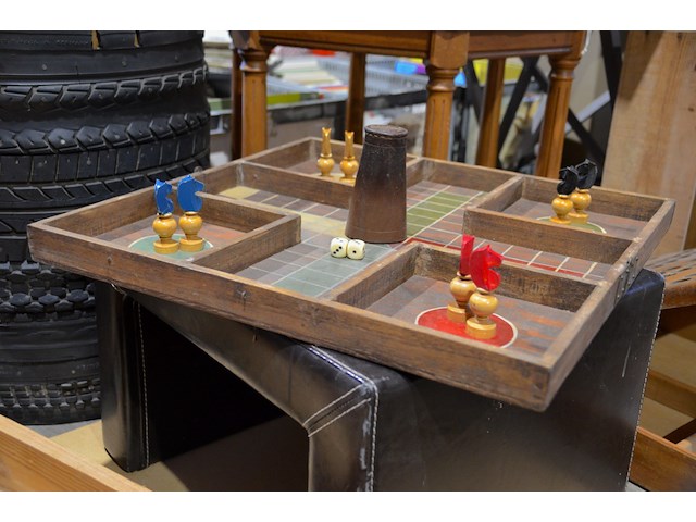 Houten speelbord met pionnnen op lederen bijzetpoef - afbeelding 3 van  3